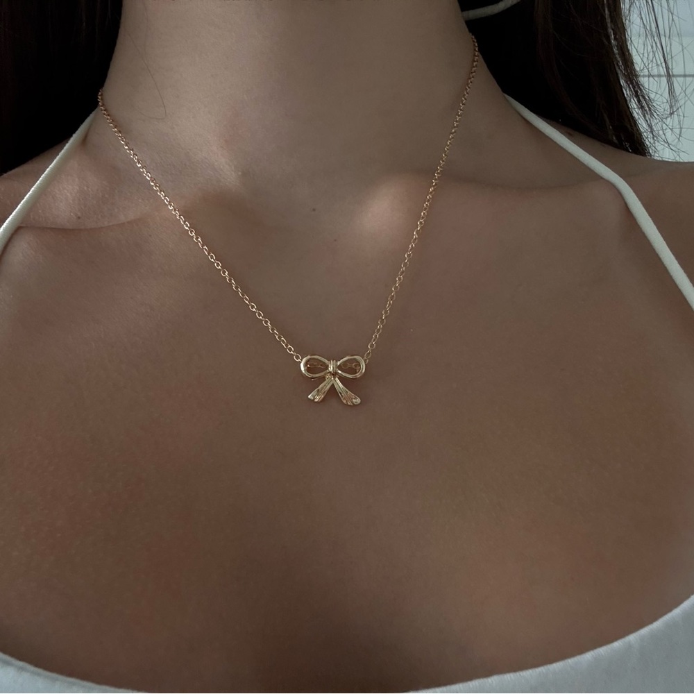 Elegant Gold Bow Necklace